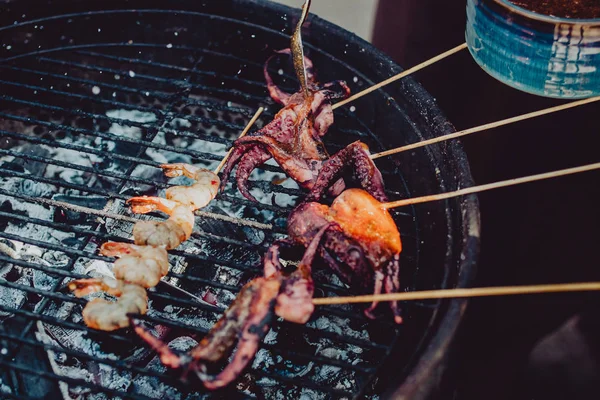 Street Food Festival Koch Grillt Tintenfische Auf Offenem Feuer Meeresfrüchte — Stockfoto