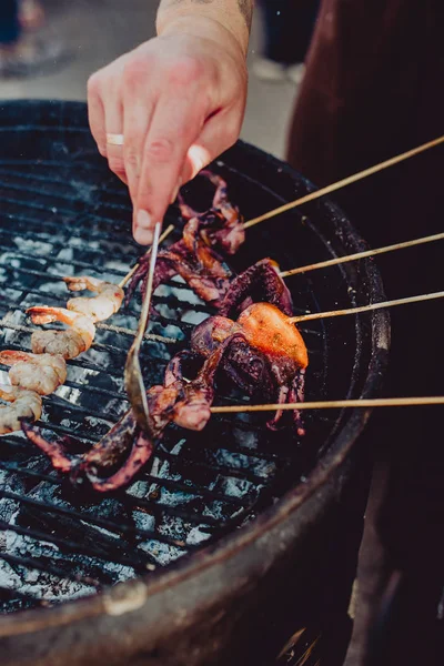 街头食品节 厨师烤章鱼触须在篝火中 准备海鲜 — 图库照片