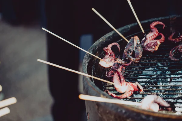 Street Food Festival Koch Grillt Tintenfische Auf Offenem Feuer Meeresfrüchte — Stockfoto