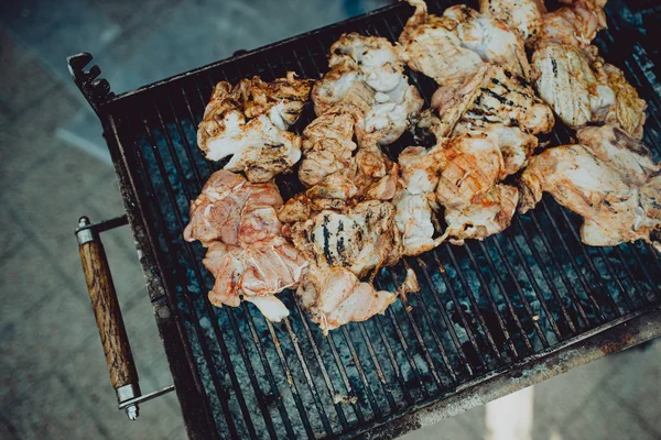 街头食品节 厨师在烤肉架上烤鸡肉 — 图库照片