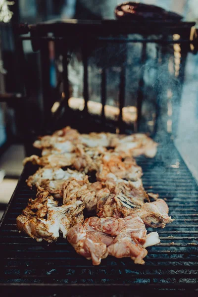 街头食品节 厨师在烤肉架上烤鸡肉 — 图库照片