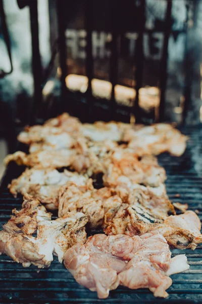 街头食品节 厨师在烤肉架上烤鸡肉 — 图库照片