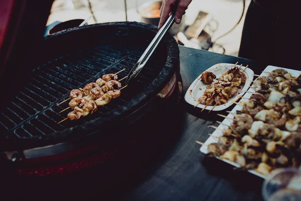 Festiwal Street Food Kucharze Przygotowujący Jedzenie Targu — Zdjęcie stockowe