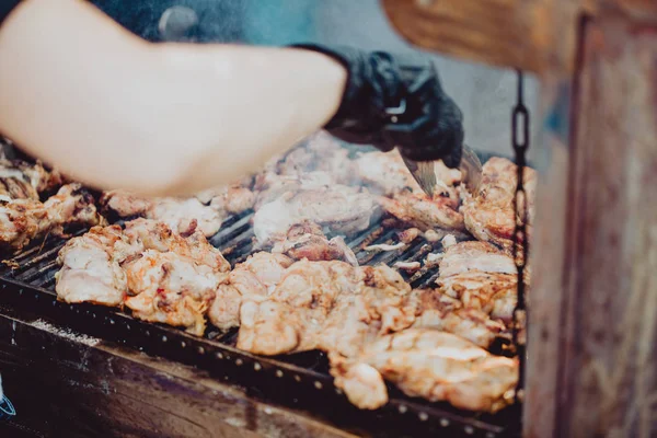 Street Food Festival Koch Grillt Hühnchen Auf Dem Grill — Stockfoto