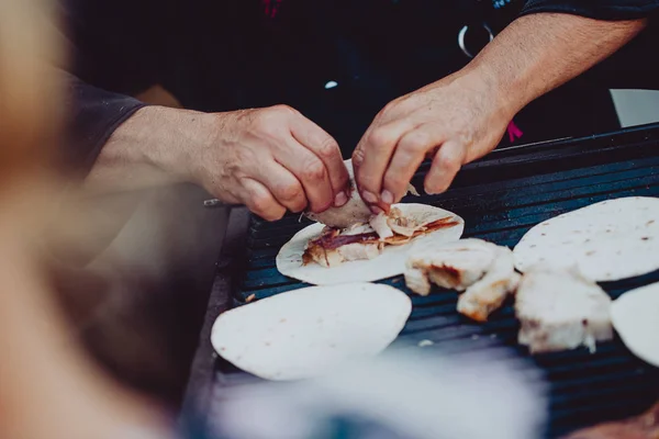 Refeição Festival Comida Rua Pessoas Que Têm Comida Fresca Mercado — Fotografia de Stock