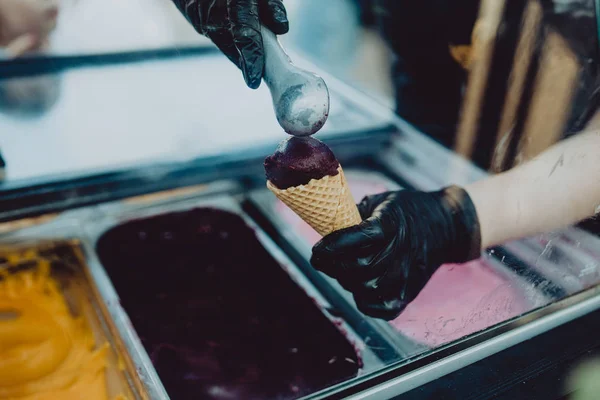 Открытый Рынок Продавец Мороженого Вафельном Рожке — стоковое фото