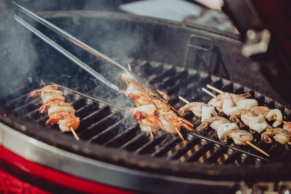 Street Food Festival Kuchař Vaření Krevety Velkém Grilu Mořské Plody — Stock fotografie