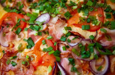 Pizzaya et, sebze, soğan ve salamlı yakından bakın. 