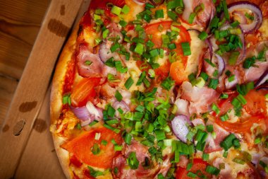 Pizzaya et, sebze, soğan ve salamlı yakından bakın. 