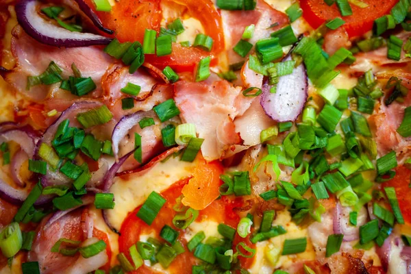 Nahsicht Auf Pizza Mit Fleisch Und Gemüse Zwiebeln Und Salami — Stockfoto