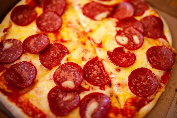 Nahsicht Auf Pizza Schachtel Und Salami Italienisches Essen — Stockfoto