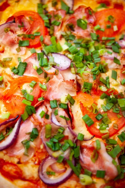 Nahsicht Auf Pizza Mit Fleisch Und Gemüse Zwiebeln Und Salami — Stockfoto