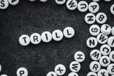 Koyu arkaplanda kelime Trill küçük alfabe harflerinden yapılır