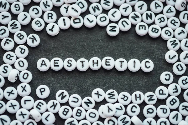 Mots Aesthétique Sur Fond Sombre Fait Petites Lettres Alphabétiques — Photo