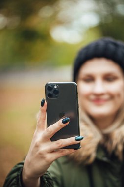 Riga, Letonya 23 Eylül 2019 Fotoğrafçılık için iPhone 11 kullanan kadınlar, yakın çekim için üçlü akıllı telefon kamerası