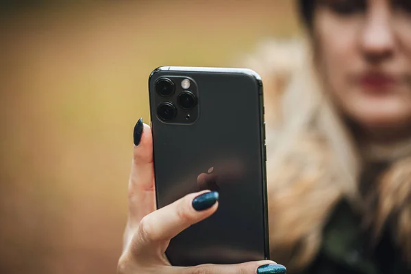 Riga Letland September 2019 Vrouwen Die Iphone Pro Gebruiken Voor — Stockfoto