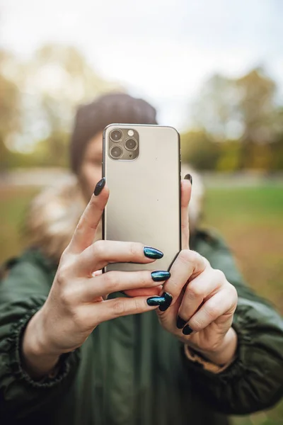 Рига Латвія Сіптпад 2019 Жінка Використовує Iphone Pro Фотографії Потрійна — стокове фото