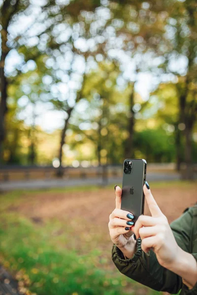 Рига Латвия Сентября 2019 Женщина Использующая Iphone Pro Фотографии Тройной — стоковое фото
