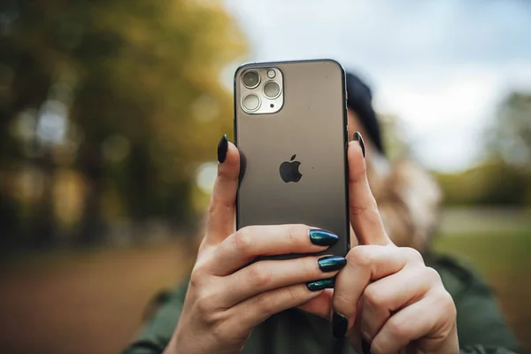 Riga Letônia Setembro 2019 Mulher Usando Iphone Pro Para Fotografia — Fotografia de Stock