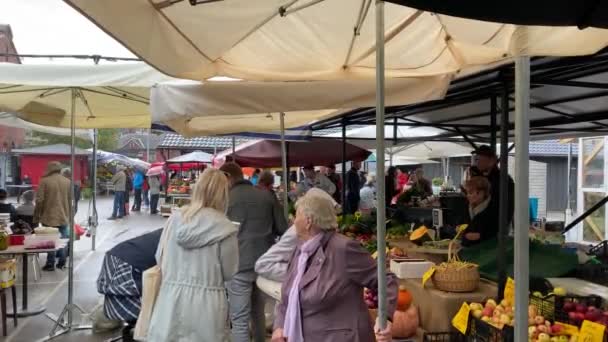 Riga Letland September 2019 Mensen Het Weekend Markt Buitenmarkt Stad — Stockvideo