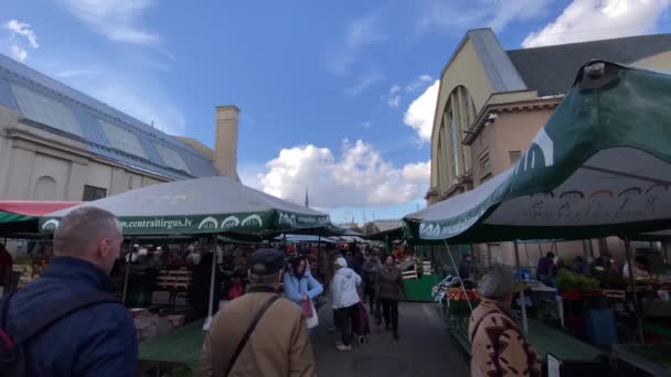 Riga Lettland September 2019 Leute Auf Wochenendmarkt Freiluftmarkt Der Stadt — Stockvideo