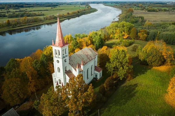 Luftaufnahme Über Den Wald Während Der Herbstsaison Weiße Kirche Fluss — Stockfoto