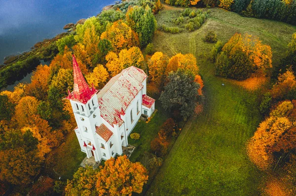 Sonbahar Mevsiminde Orman Üzerindeki Hava Manzarası Nehir Kenarındaki Beyaz Kilise — Stok fotoğraf