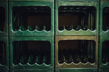 Kutuda cam bira şişeleri, bira fabrikası..