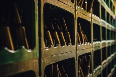 Kutuda cam bira şişeleri, bira fabrikası..