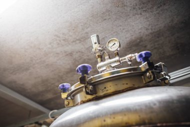 Bira fabrikasında bira demleme ekipmanı! Alkolik içki üretimi