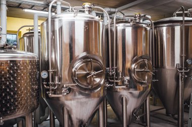 Bira fabrikasında bira demleme ekipmanı! Alkolik içki üretimi