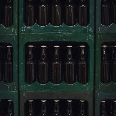 Kutuda cam bira şişeleri, bira fabrikası..