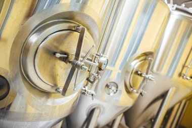 Bira fabrikasında bira demleme ekipmanı! Alkolik içki üretimi