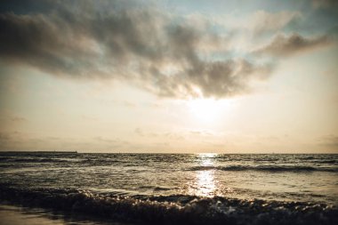 Deniz kenarında bir akşam, güzel bir gün batımı 