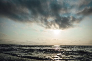 Deniz kenarında bir akşam, güzel bir gün batımı 