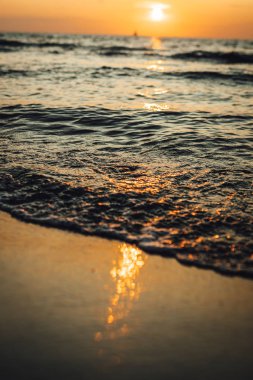 Deniz kenarında bir akşam, güzel bir gün batımı 