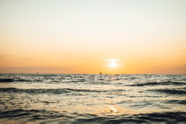 Deniz kenarında bir akşam, güzel bir gün batımı 