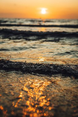 Deniz kenarında bir akşam, güzel bir gün batımı 