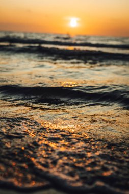 Deniz kenarında bir akşam, güzel bir gün batımı 