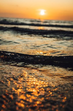 Deniz kenarında bir akşam, güzel bir gün batımı 