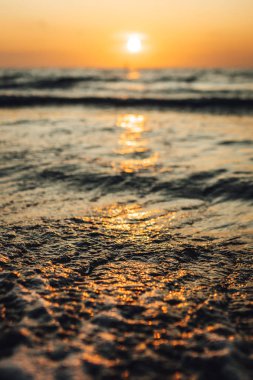 Deniz kenarında bir akşam, güzel bir gün batımı 