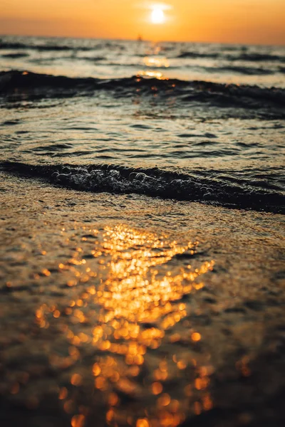 Deniz Kenarında Bir Akşam Güzel Bir Gün Batımı — Stok fotoğraf