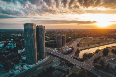 Riga, Letonya 20 Haziran 2018 Çok işlevli binalar, modern cam gökdelenler, şehirde, şehir merkezinde ve apartmanlarda günbatımı saati. 