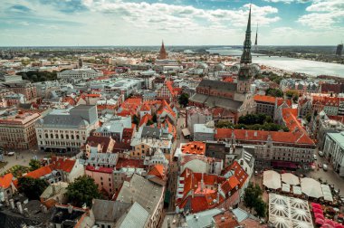 Letonya 'nın Riga şehrinin üzerinde gün batımında hava manzarası 