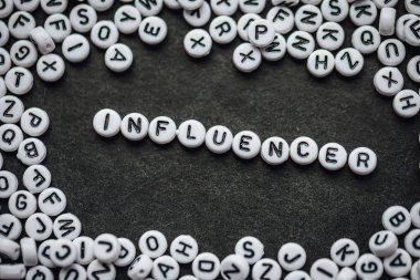 Siyah arkaplandaki küçük beyaz harflerden oluşturulan sözcükler