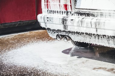 Temizlik sırasında köpükle kaplı araba, araba yıkama işlemi, çorbayla kaplı araba.