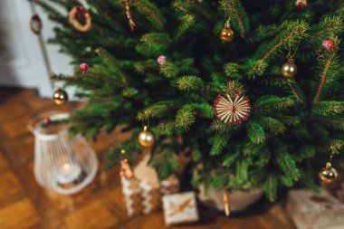 Arka planda süslenmiş Noel ağacı, hediye kutuları, kış zamanı..