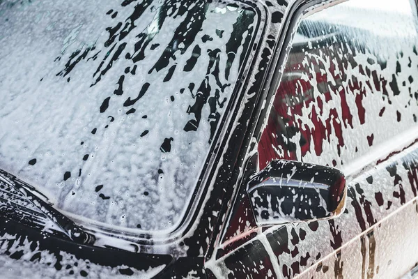 Samochód Pokryty Białą Pianką Podczas Czyszczenia Mycia Samochodów Samochód Zupie — Zdjęcie stockowe