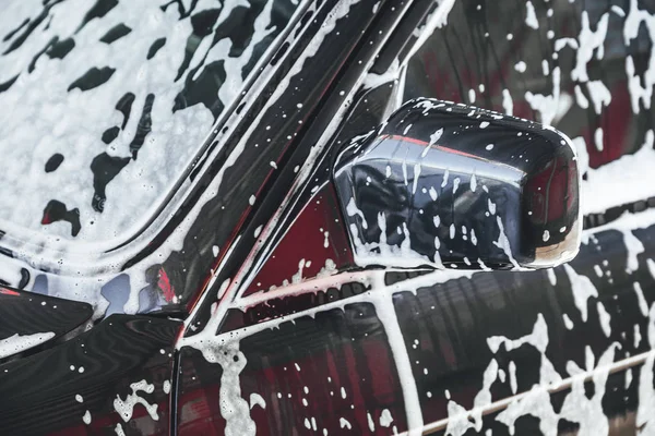 Samochód Pokryty Białą Pianką Podczas Czyszczenia Mycia Samochodów Samochód Zupie — Zdjęcie stockowe