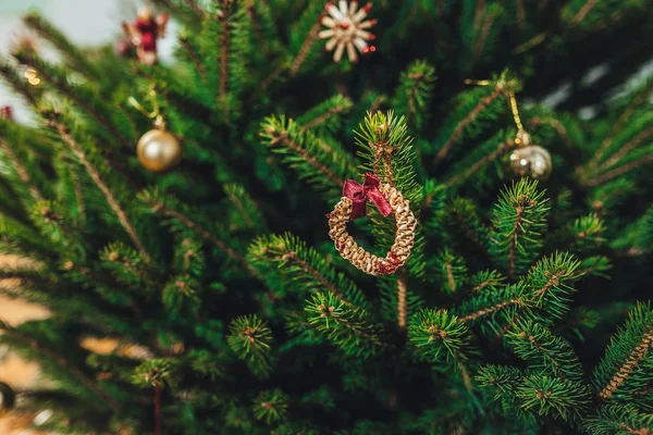 Geschmückter Weihnachtsbaum Auf Verschwommenem Hintergrund — Stockfoto